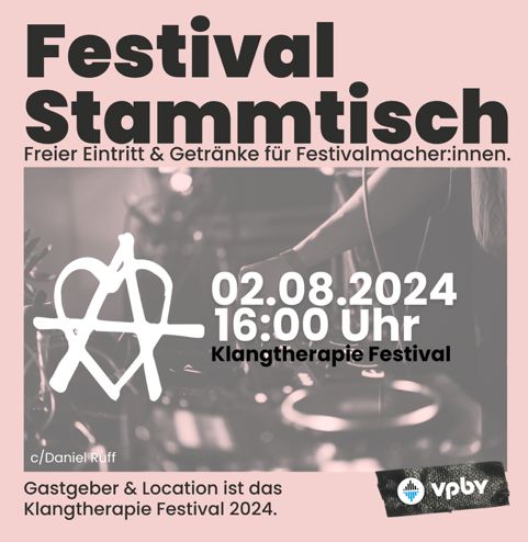 Grafik mit Text: "Festivalstammtisch, Freier Eintritt und Getränke, 2.8.24, Klangtherapie Festival. Hintergrundbild: Aufnahme eines DJ-Sets